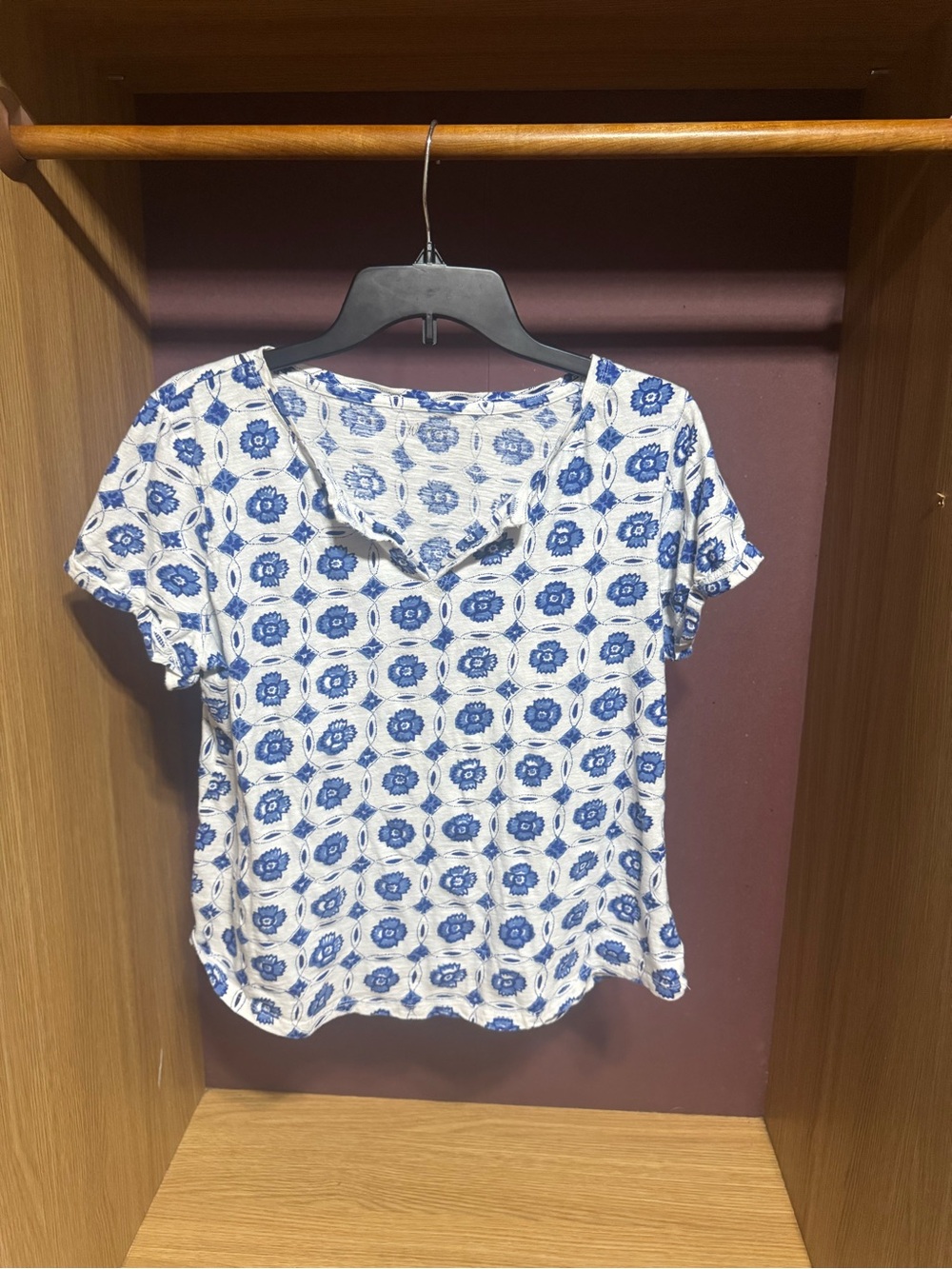 Wonderly Blue White Floral Print V-Neck Top Size Large